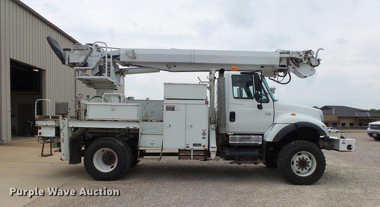 image for item DE3659 2005 International 7400 digger derrick truck