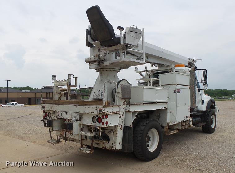 image for item DE3659 2005 International 7400 digger derrick truck