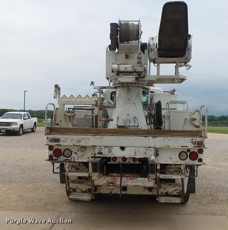 image for item DE3659 2005 International 7400 digger derrick truck