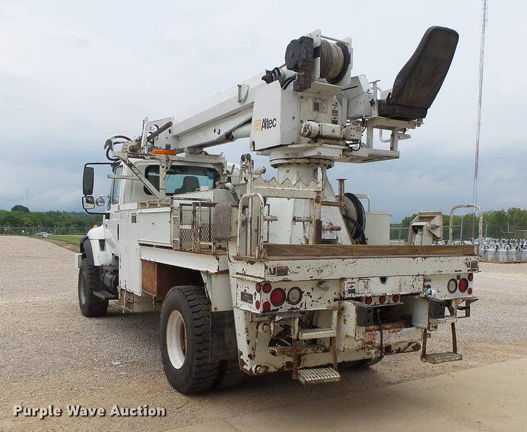 image for item DE3659 2005 International 7400 digger derrick truck
