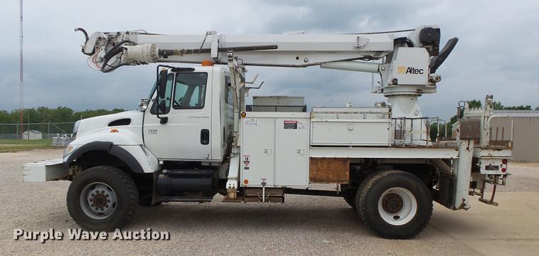 image for item DE3659 2005 International 7400 digger derrick truck