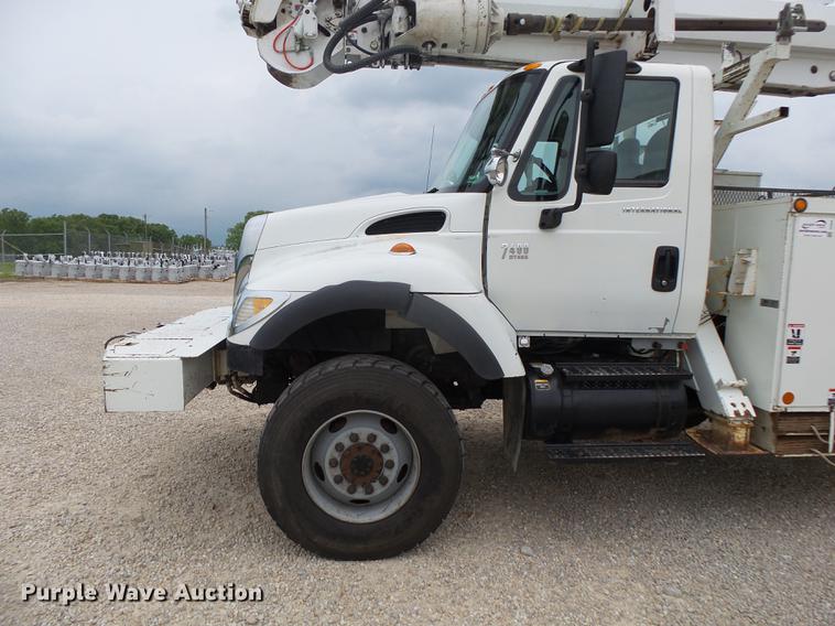 image for item DE3659 2005 International 7400 digger derrick truck