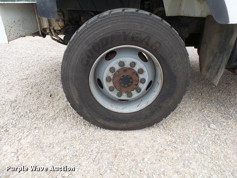 image for item DE3659 2005 International 7400 digger derrick truck