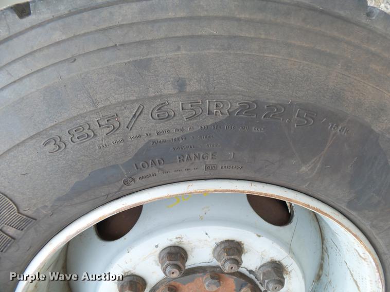 image for item DE3659 2005 International 7400 digger derrick truck