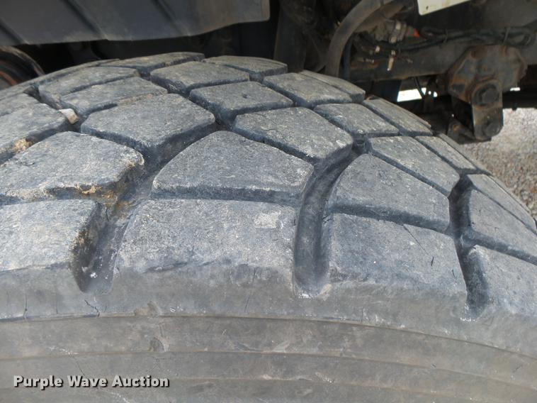 image for item DE3659 2005 International 7400 digger derrick truck