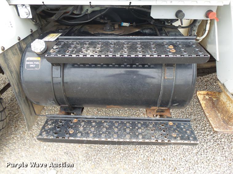 image for item DE3659 2005 International 7400 digger derrick truck