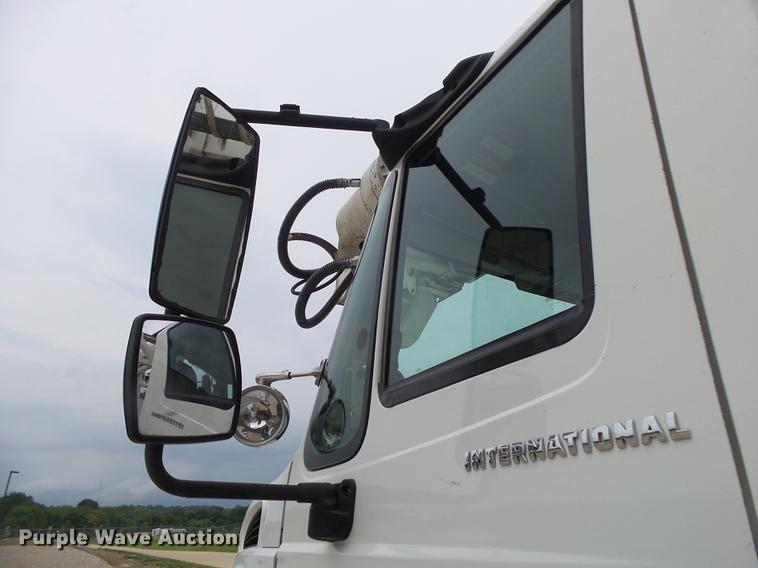 image for item DE3659 2005 International 7400 digger derrick truck