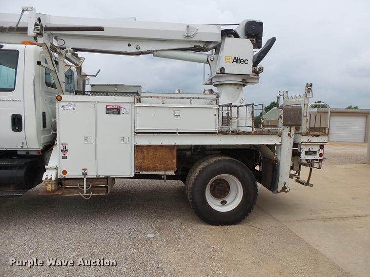 image for item DE3659 2005 International 7400 digger derrick truck