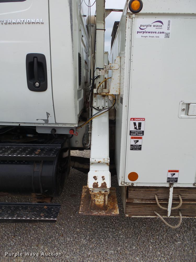 image for item DE3659 2005 International 7400 digger derrick truck