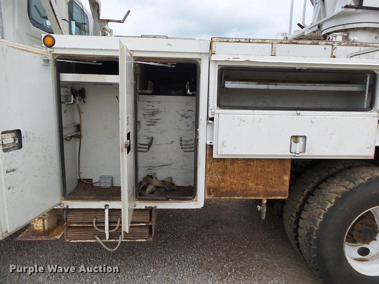 image for item DE3659 2005 International 7400 digger derrick truck