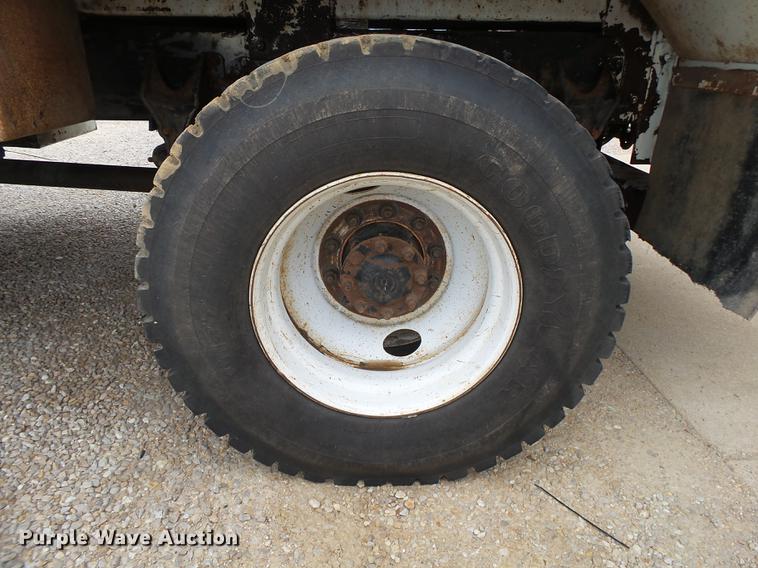 image for item DE3659 2005 International 7400 digger derrick truck