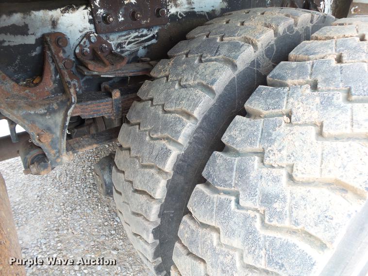 image for item DE3659 2005 International 7400 digger derrick truck