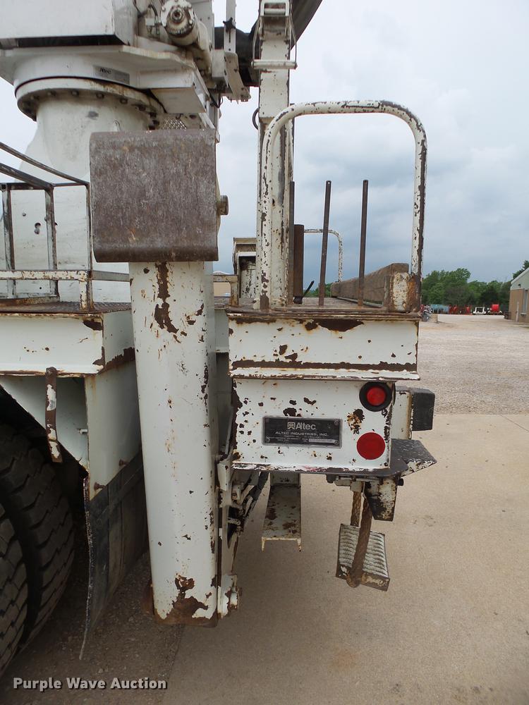 image for item DE3659 2005 International 7400 digger derrick truck