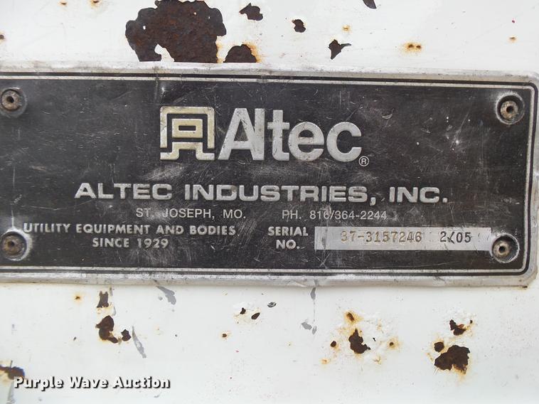 image for item DE3659 2005 International 7400 digger derrick truck