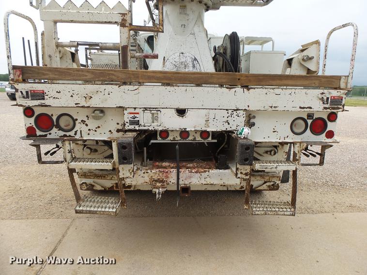 image for item DE3659 2005 International 7400 digger derrick truck