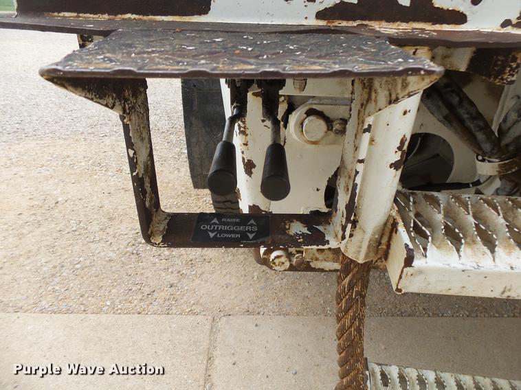 image for item DE3659 2005 International 7400 digger derrick truck