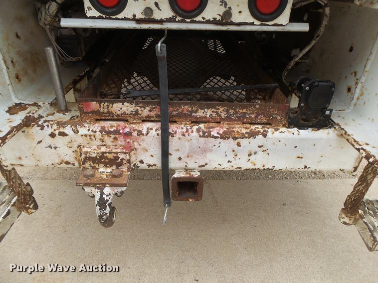 image for item DE3659 2005 International 7400 digger derrick truck