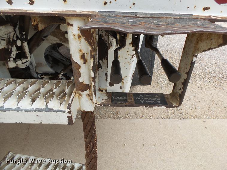 image for item DE3659 2005 International 7400 digger derrick truck