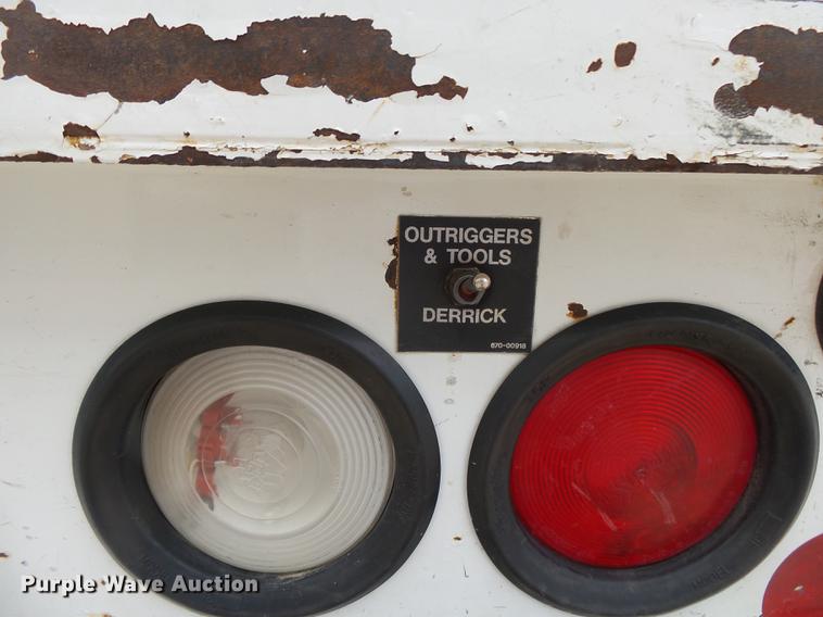 image for item DE3659 2005 International 7400 digger derrick truck