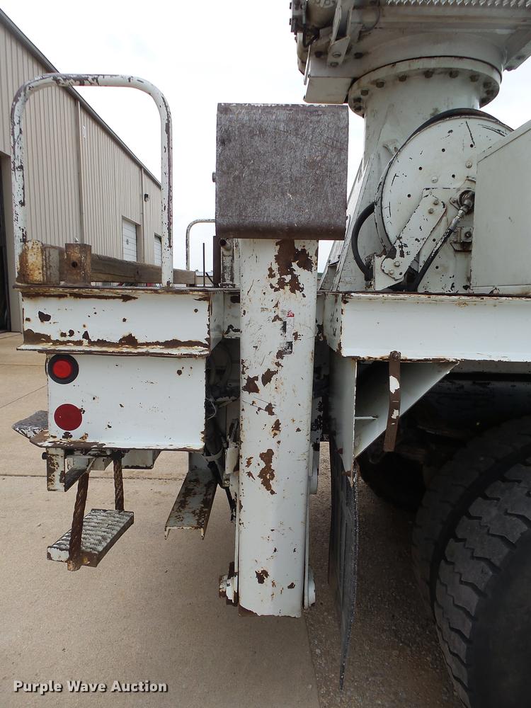 image for item DE3659 2005 International 7400 digger derrick truck