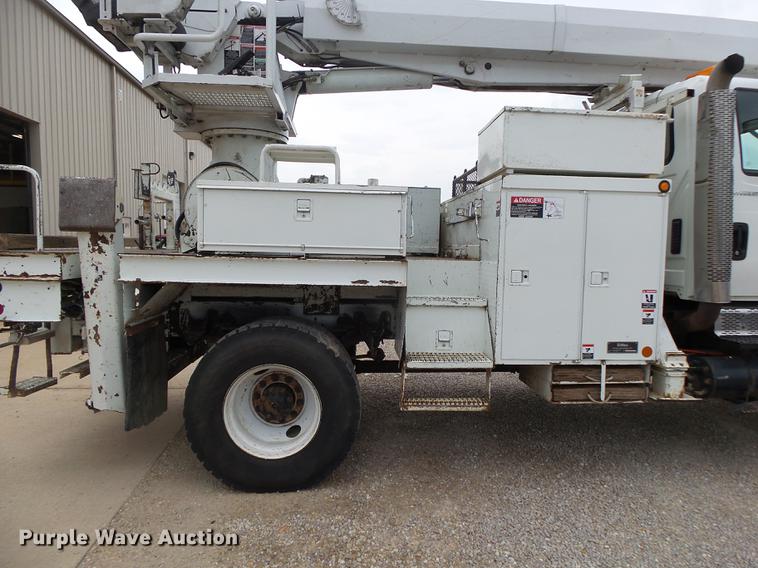 image for item DE3659 2005 International 7400 digger derrick truck