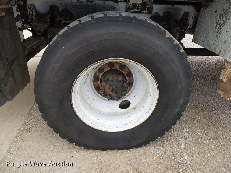 image for item DE3659 2005 International 7400 digger derrick truck