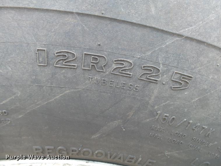 image for item DE3659 2005 International 7400 digger derrick truck