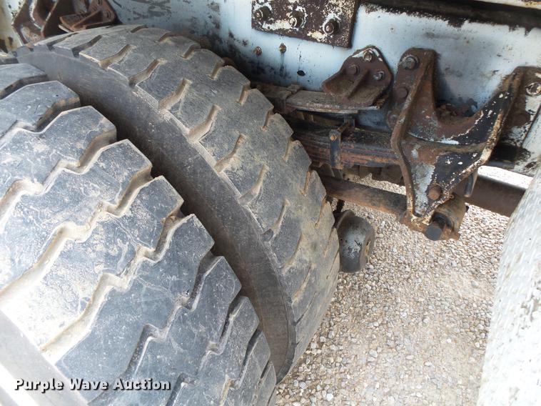 image for item DE3659 2005 International 7400 digger derrick truck