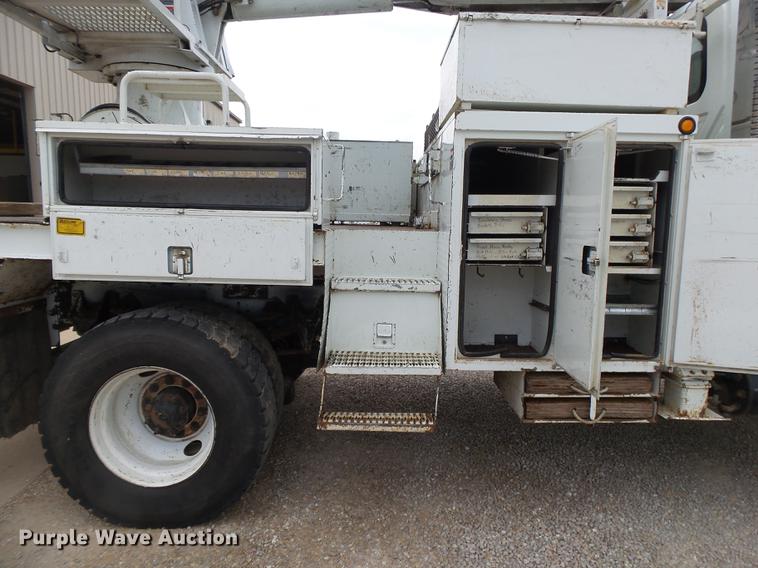 image for item DE3659 2005 International 7400 digger derrick truck