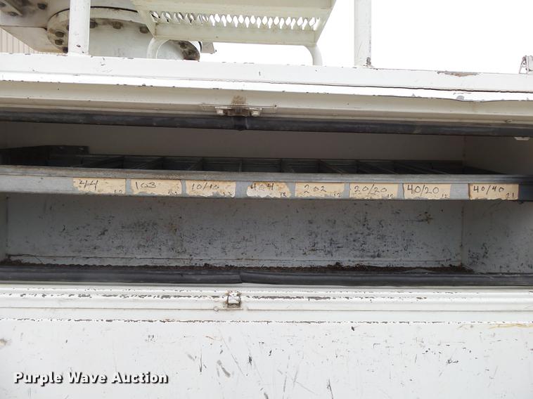 image for item DE3659 2005 International 7400 digger derrick truck