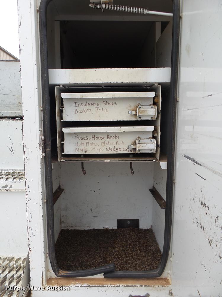 image for item DE3659 2005 International 7400 digger derrick truck