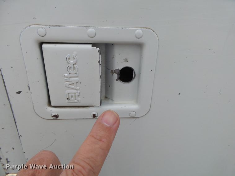 image for item DE3659 2005 International 7400 digger derrick truck