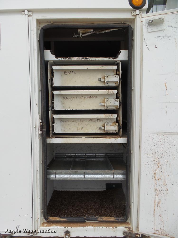 image for item DE3659 2005 International 7400 digger derrick truck