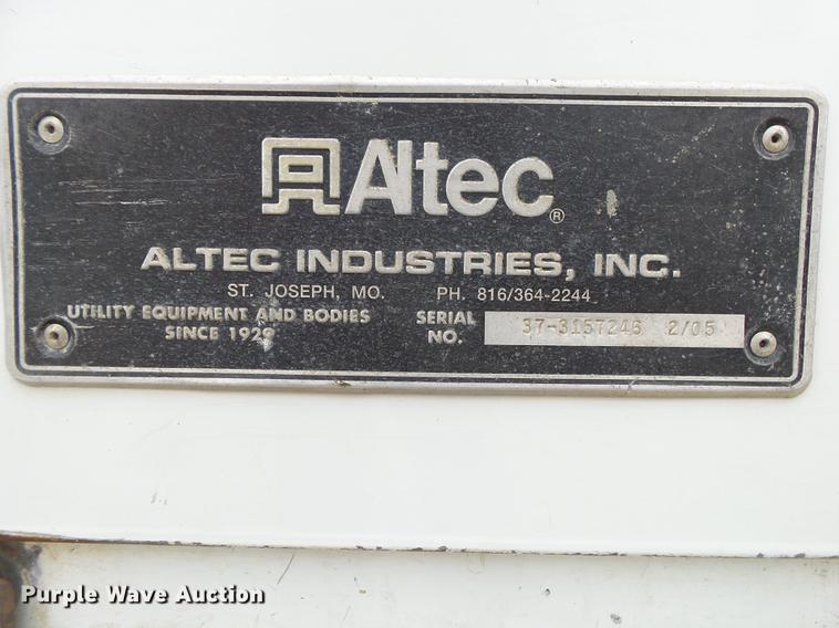 image for item DE3659 2005 International 7400 digger derrick truck