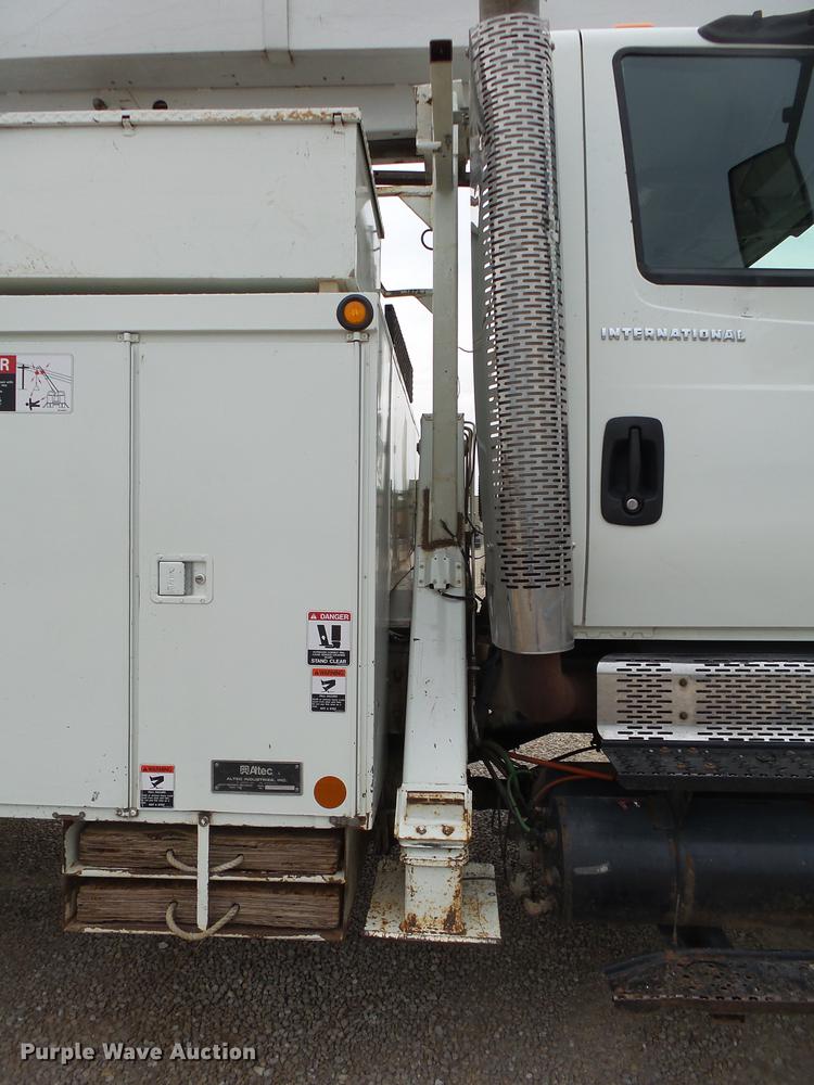 image for item DE3659 2005 International 7400 digger derrick truck