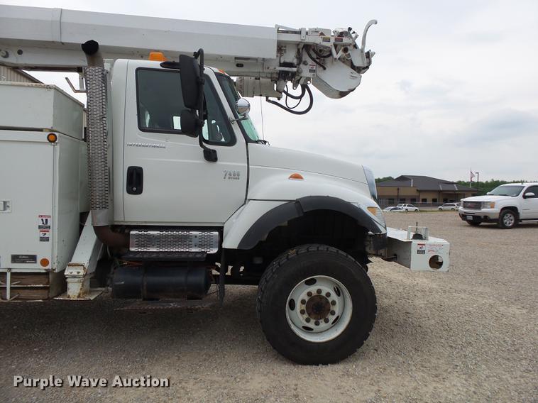 image for item DE3659 2005 International 7400 digger derrick truck