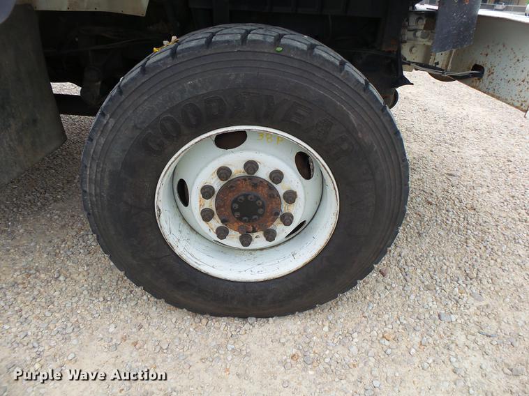 image for item DE3659 2005 International 7400 digger derrick truck