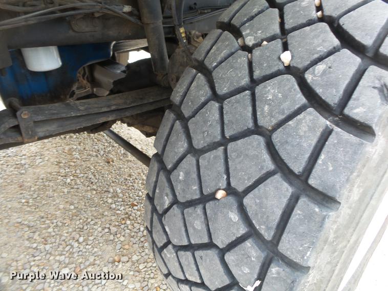 image for item DE3659 2005 International 7400 digger derrick truck