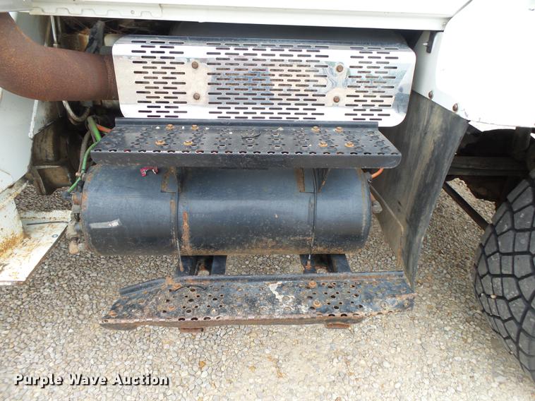 image for item DE3659 2005 International 7400 digger derrick truck