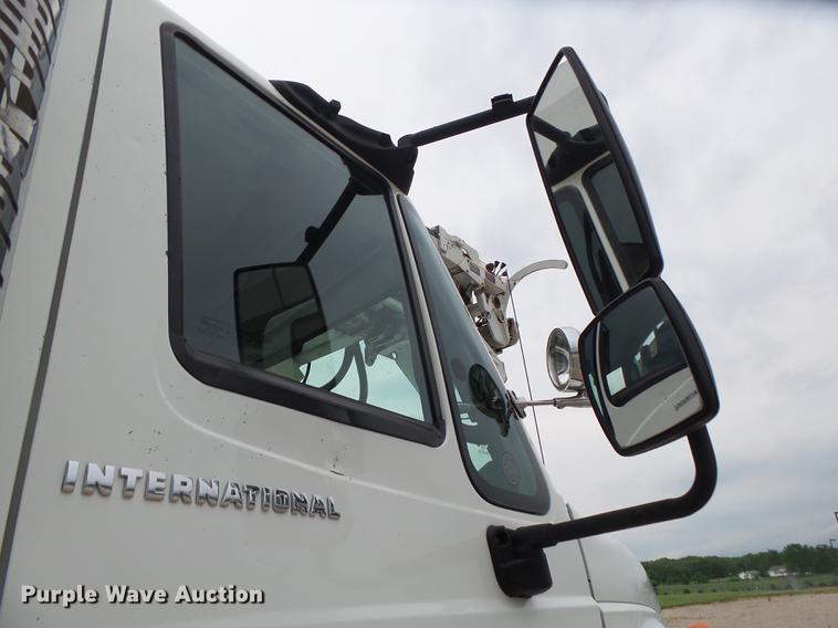 image for item DE3659 2005 International 7400 digger derrick truck