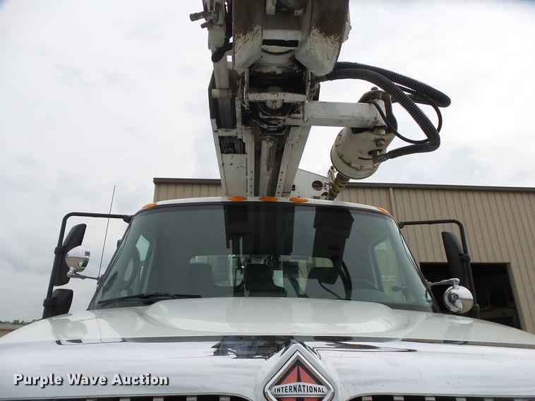 image for item DE3659 2005 International 7400 digger derrick truck