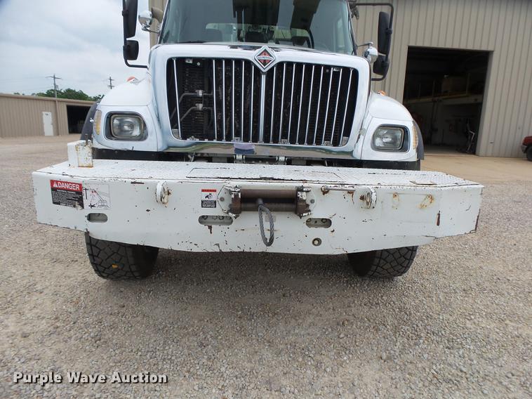 image for item DE3659 2005 International 7400 digger derrick truck