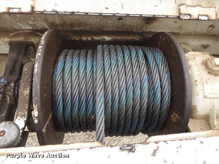 image for item DE3659 2005 International 7400 digger derrick truck