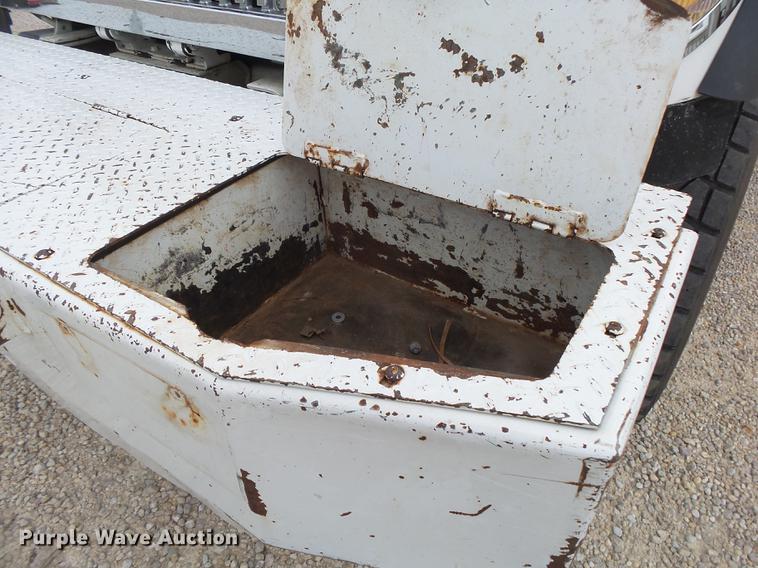 image for item DE3659 2005 International 7400 digger derrick truck