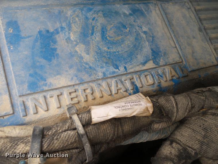 image for item DE3659 2005 International 7400 digger derrick truck