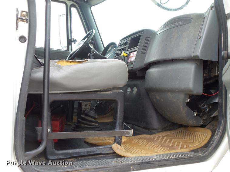 image for item DE3659 2005 International 7400 digger derrick truck