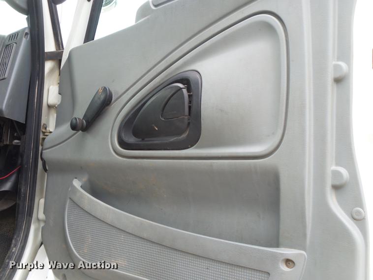 image for item DE3659 2005 International 7400 digger derrick truck