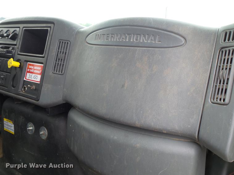 image for item DE3659 2005 International 7400 digger derrick truck