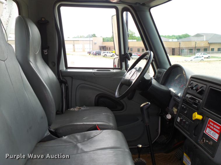 image for item DE3659 2005 International 7400 digger derrick truck