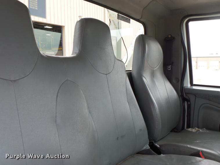 image for item DE3659 2005 International 7400 digger derrick truck